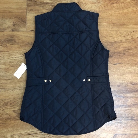 Crown & Ivy. New with tags Quilted Vest in Navy. Gold hardware. So in trend. XS - Picture 2 of 5
